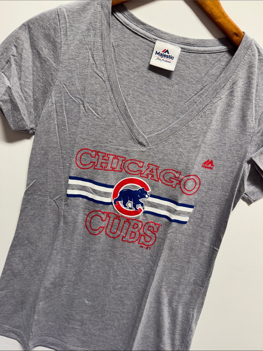 Grey Chicago Cubs V‑Neck Tee with Red & Navy Logo